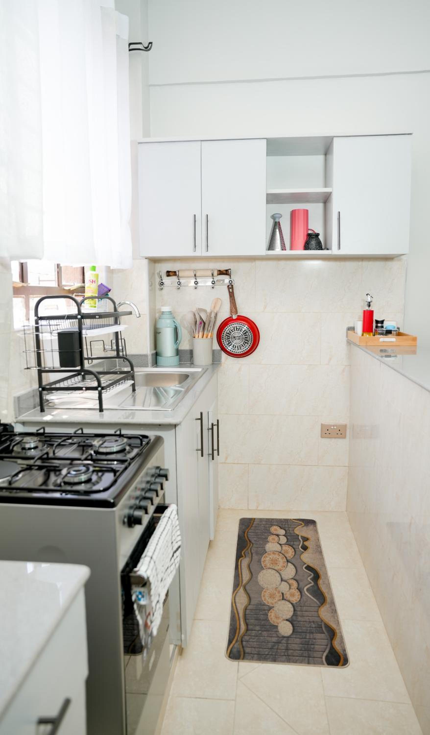 Aries Executive Suites -Executive 1-BR , Secure Parking ,Fast WI-FI , Work desk -F102 view 4