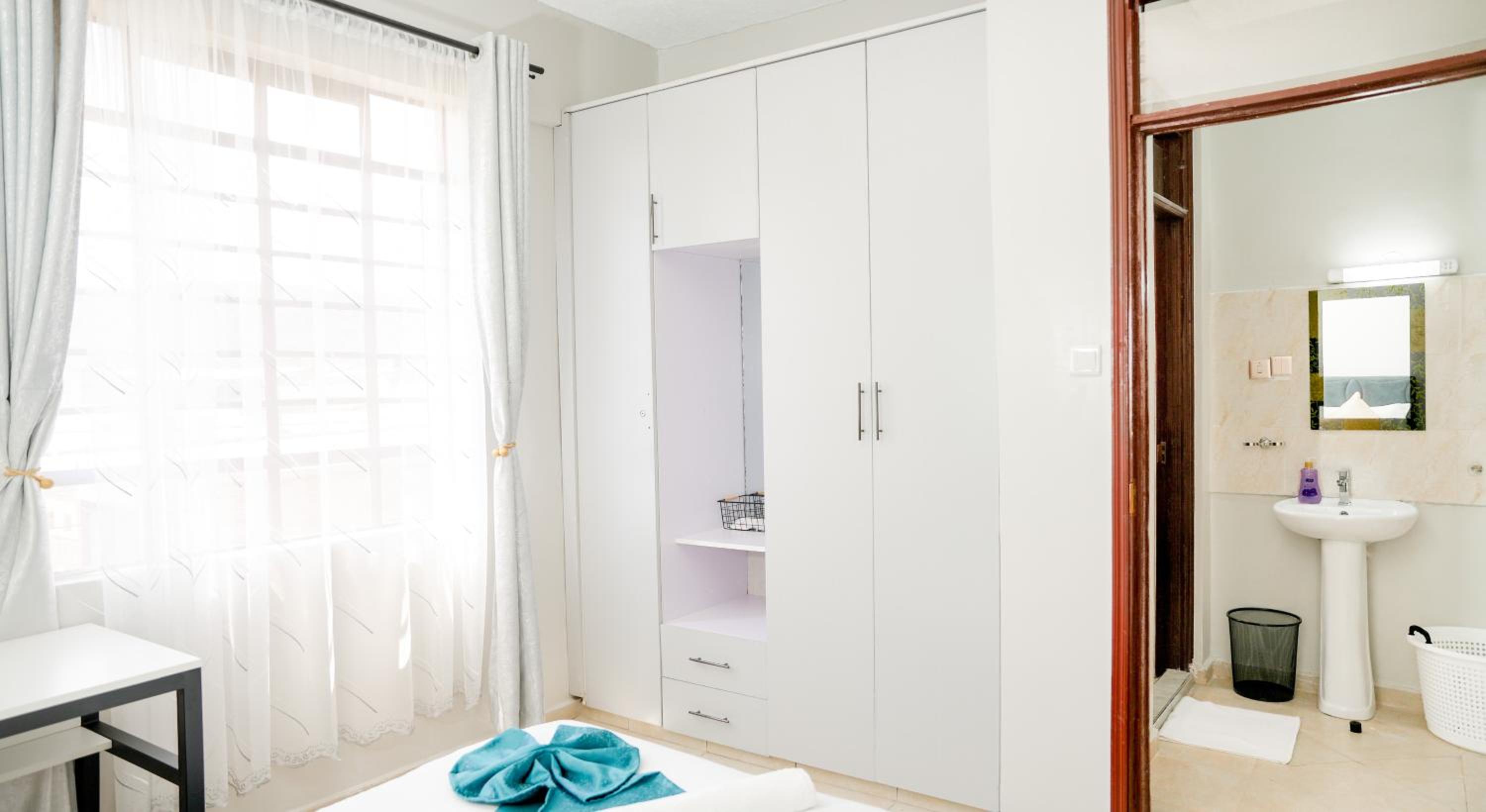 Aries Executive Suites -Executive 1-BR , Secure Parking ,Fast WI-FI , Work desk -F102 view 5