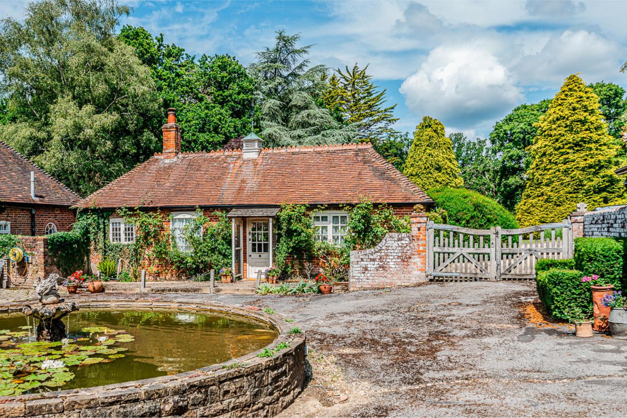 Beautiful Riverside Cottage with Large Garden, 2BR view 2