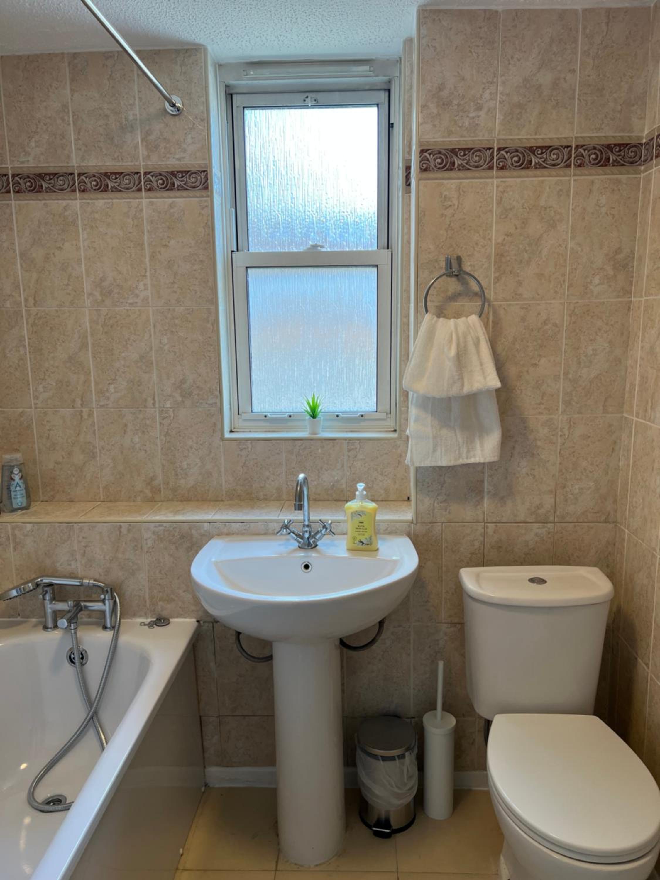 Lovely Entire Flat with Private Balcony in Euston-Central London