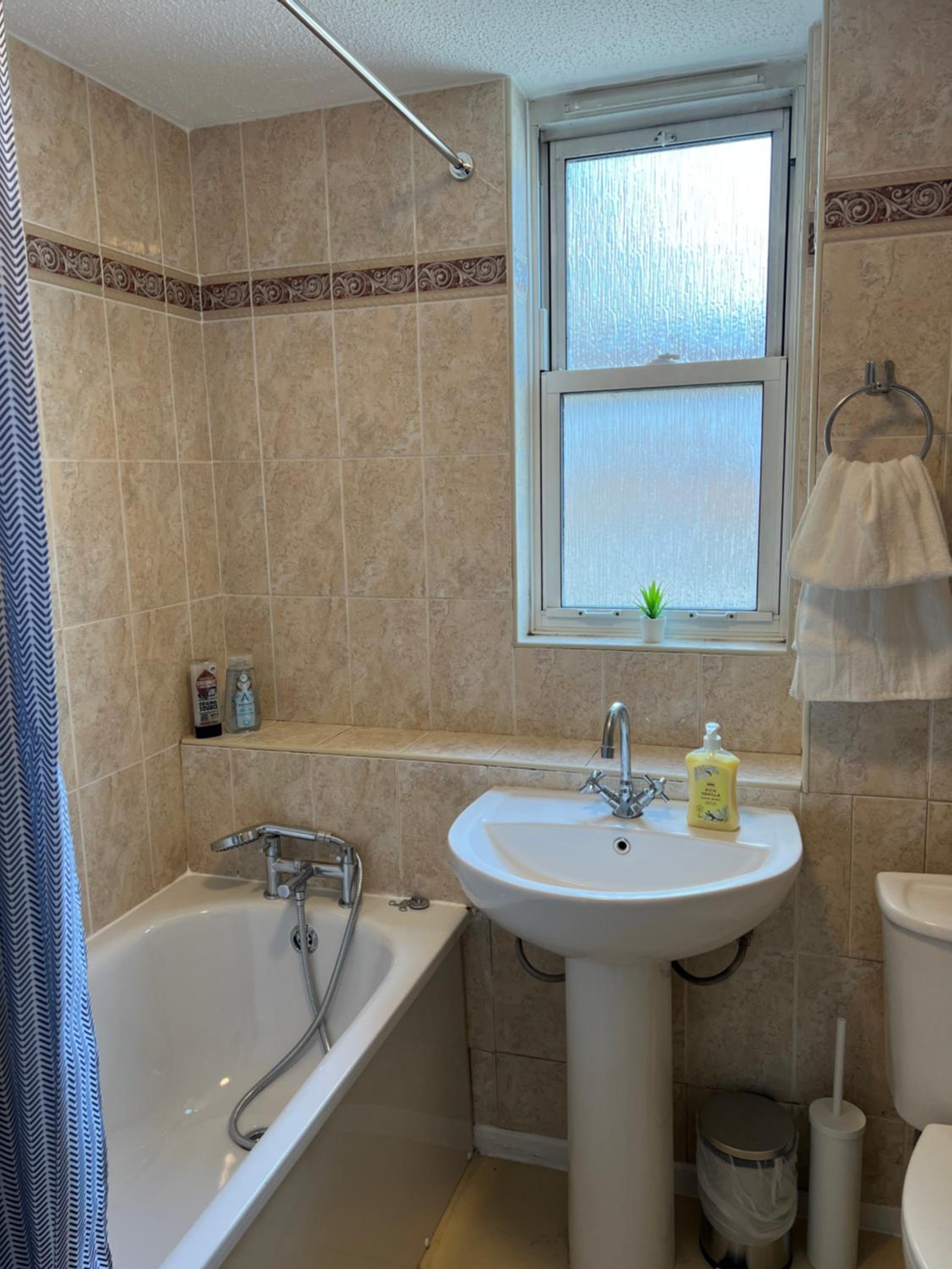 Lovely Entire Flat with Private Balcony in Euston-Central London