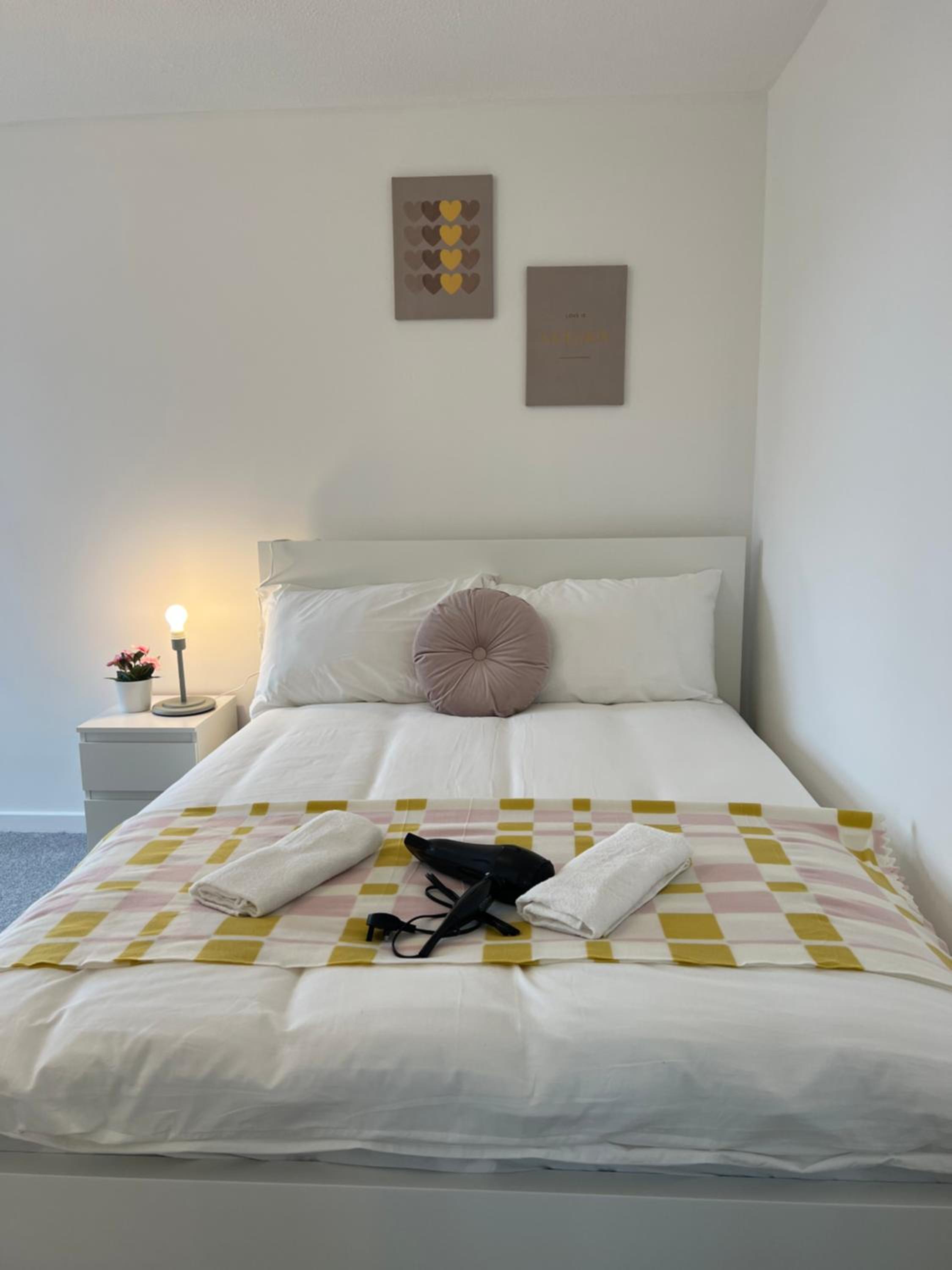 Lovely Entire Flat with Private Balcony in Euston-Central London