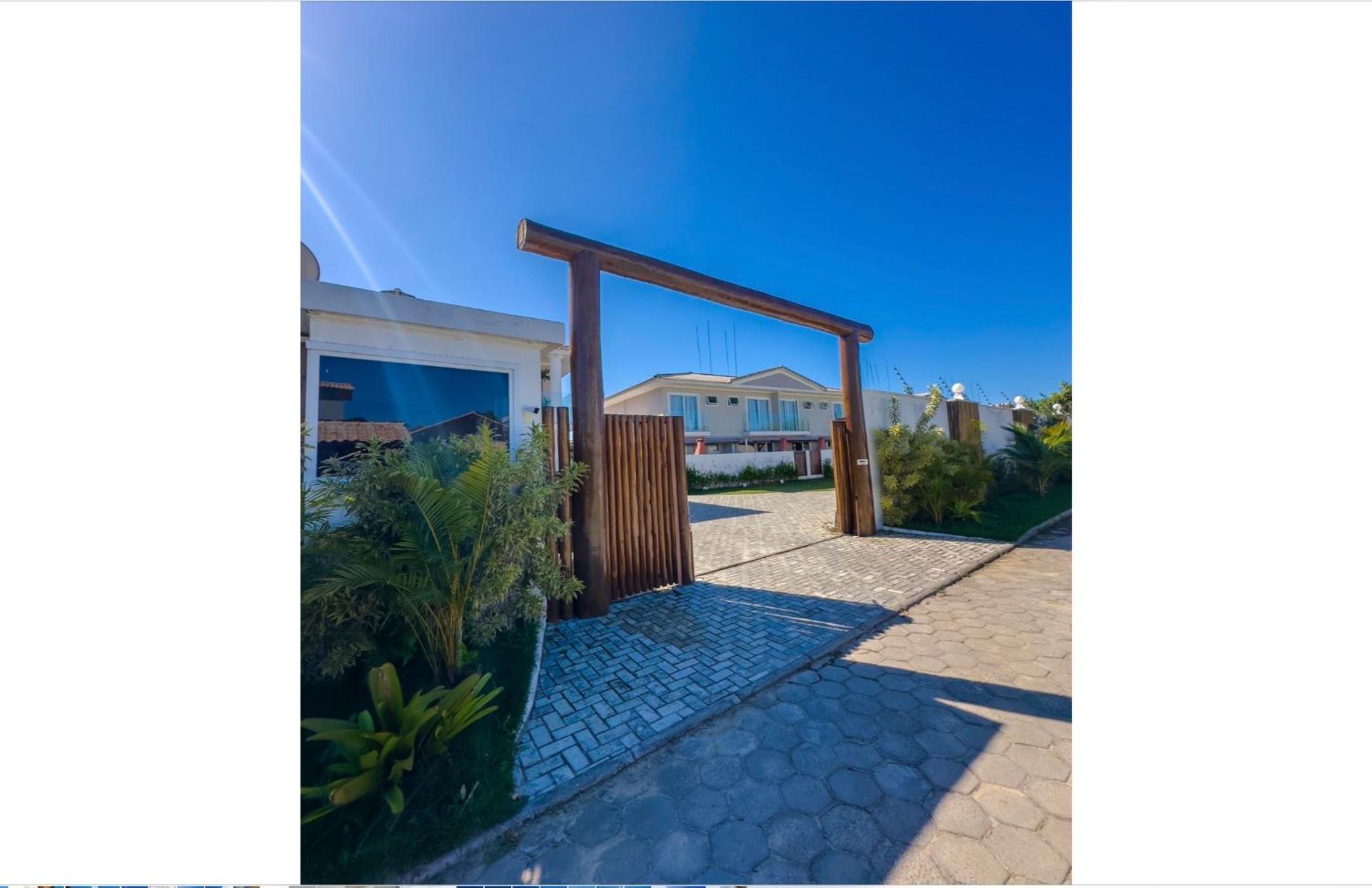 Casa com piscina, churrasqueira e estacionamento