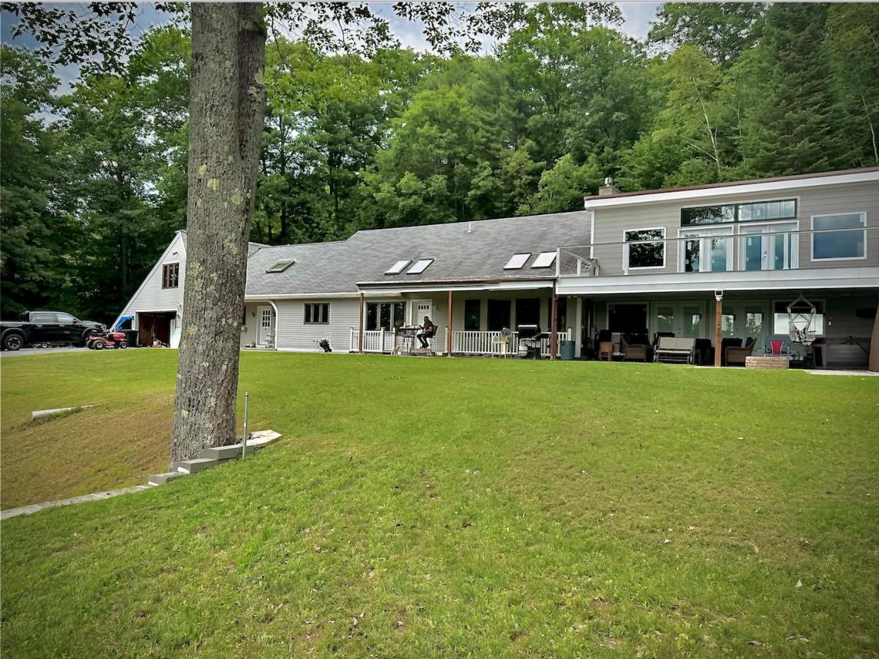 Relaxing 4BR Mountain View Retreat Family and Pet-Friendly with Hot Tub, Fire Pit, Basketball, Volleyball Court, Hammock, Spacious Patio, Indoor & Outdoor  view 3