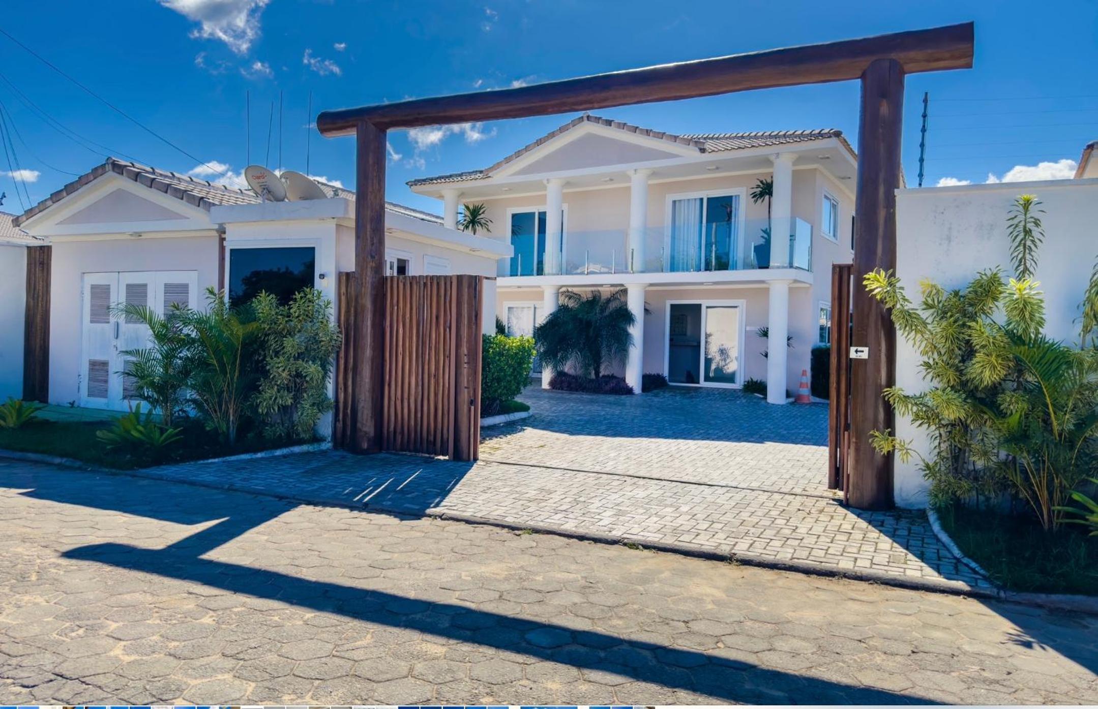 Casa com piscina, churrasqueira e estacionamento