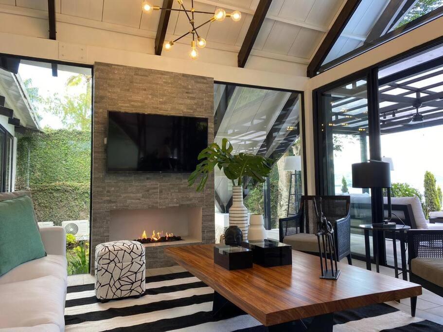 AM009 Beautiful Cozy Lake Home view 5
