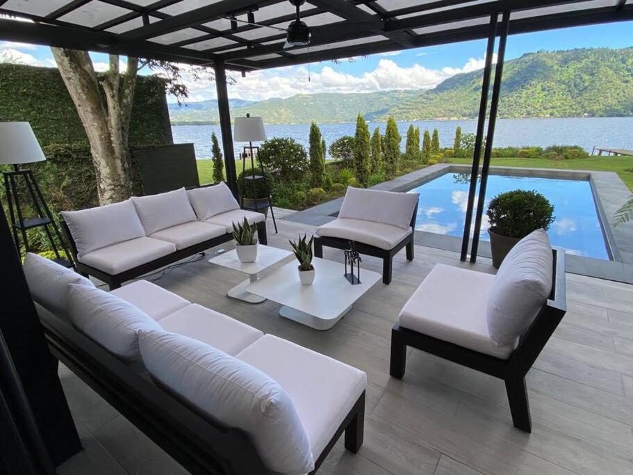 AM009 Beautiful Cozy Lake Home view 2