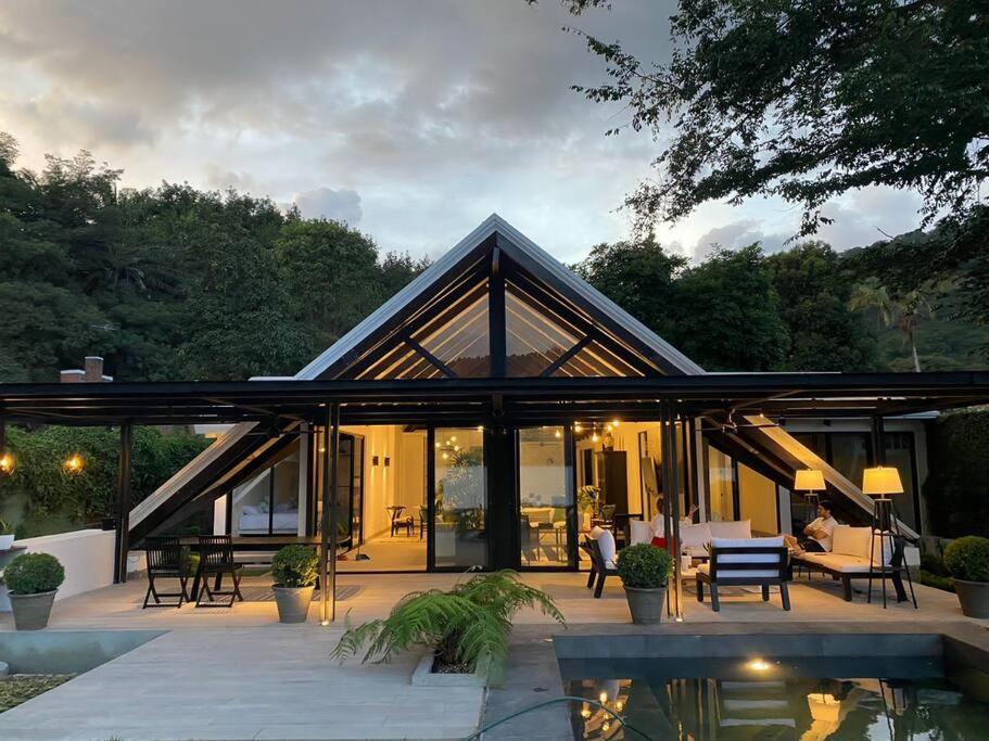 AM009 Beautiful Cozy Lake Home view 3