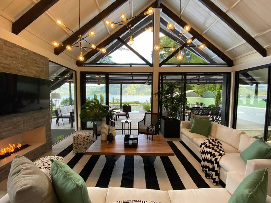 AM009 Beautiful Cozy Lake Home view 4