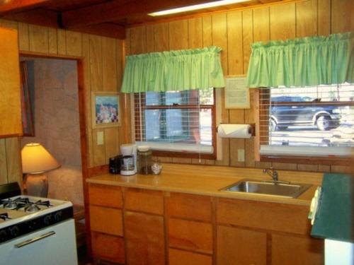 Golden Bear Cottages