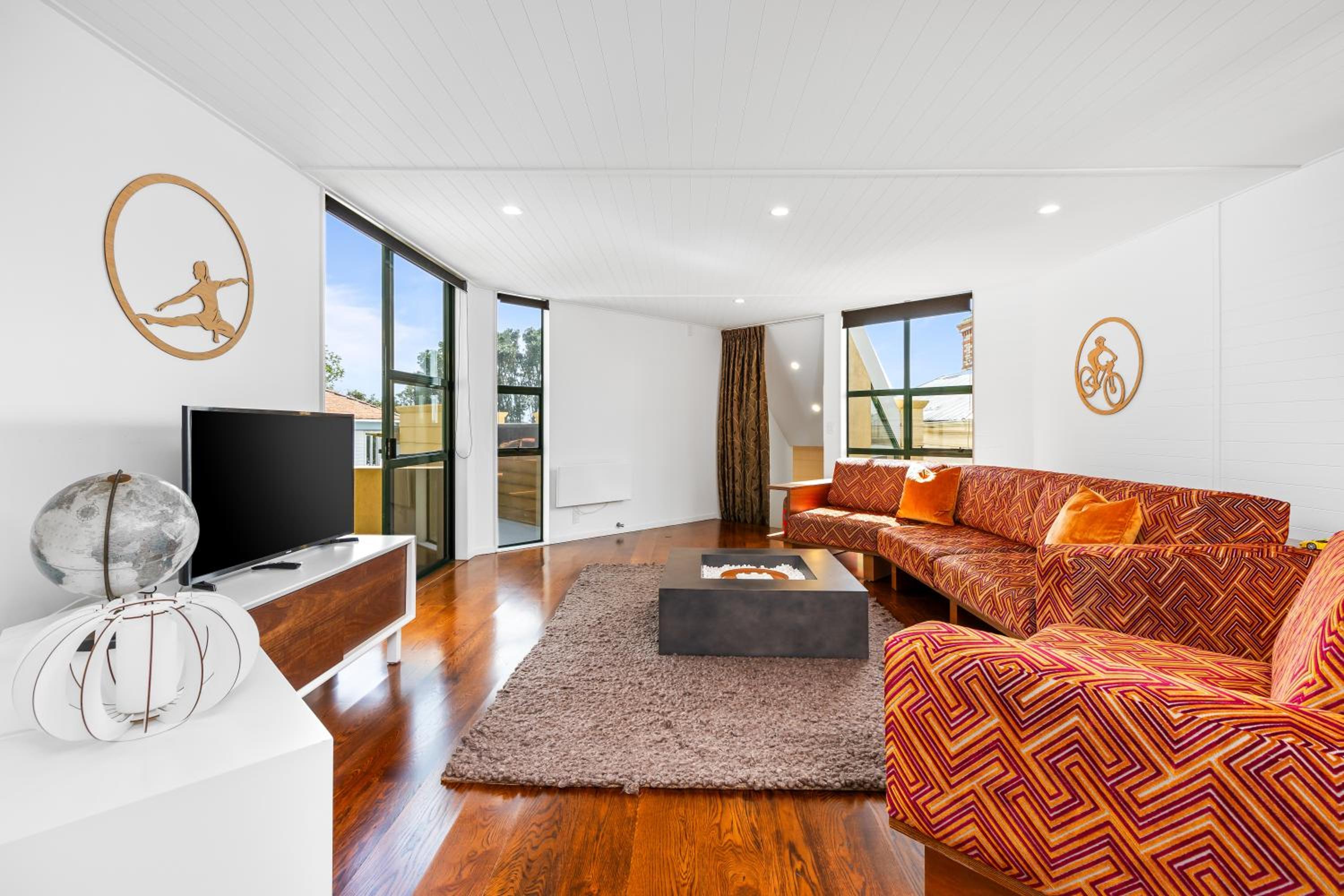 Spacious 4BR Villa in Devonport view 3