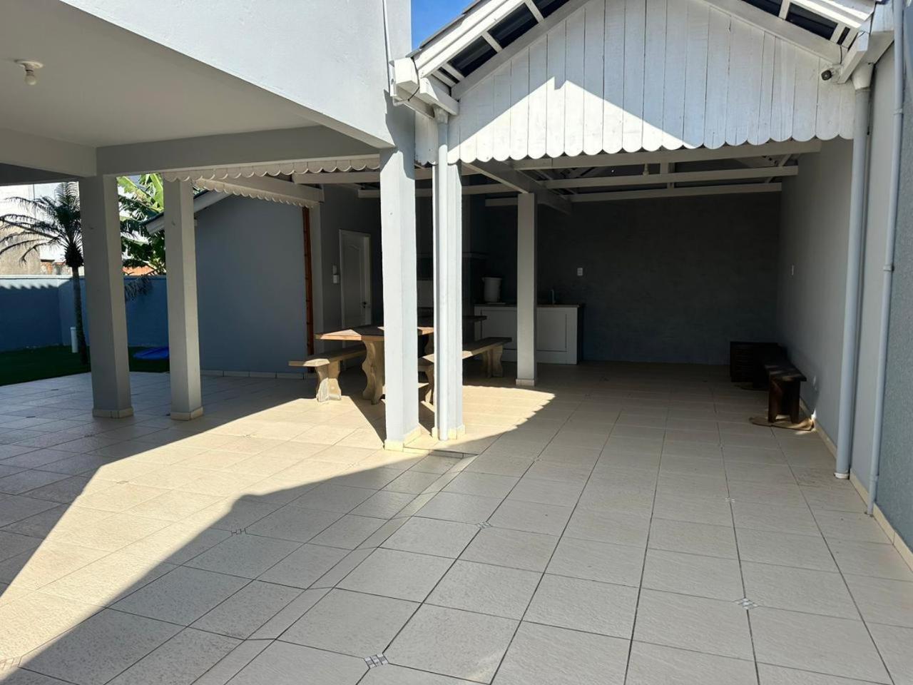 Ampla casa com 5 quartos e vista para o mar
