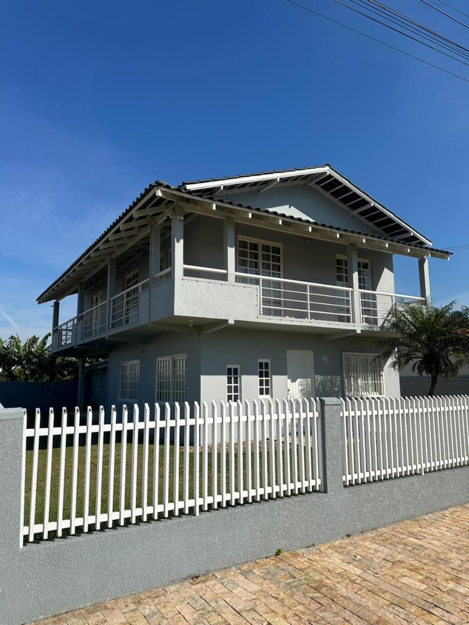 Ampla casa com 5 quartos e vista para o mar