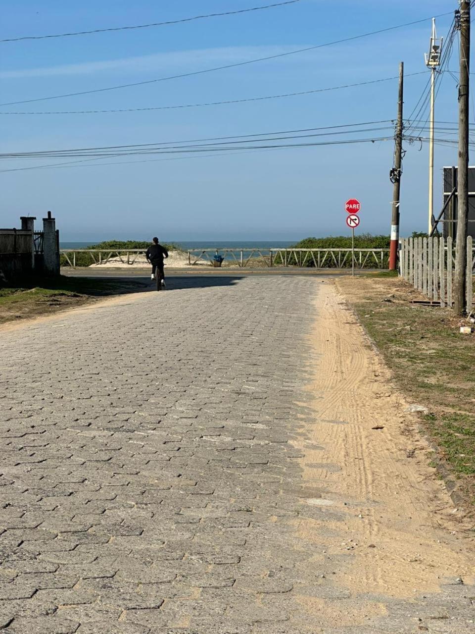 Ampla casa com 5 quartos e vista para o mar