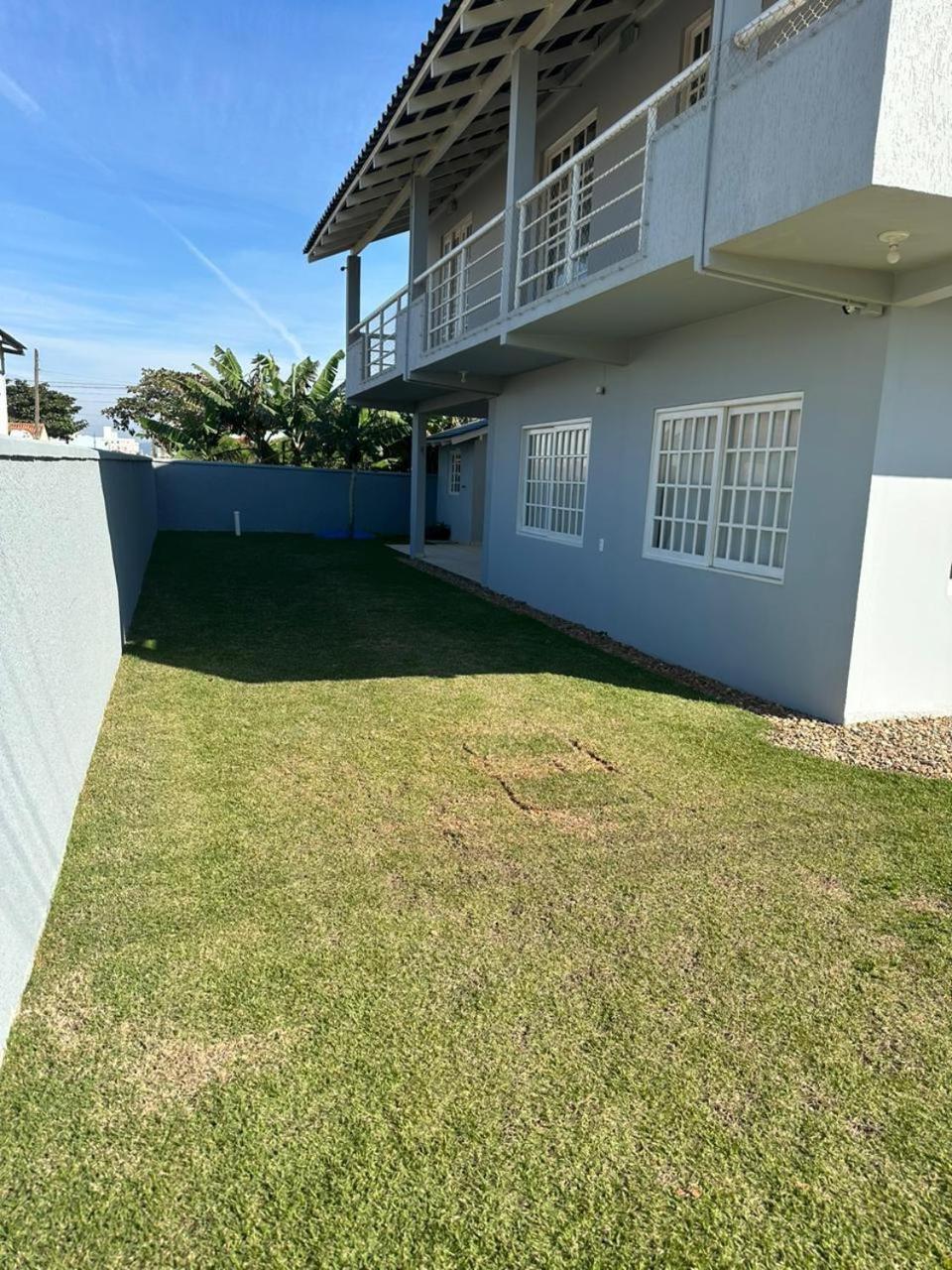 Ampla casa com 5 quartos e vista para o mar