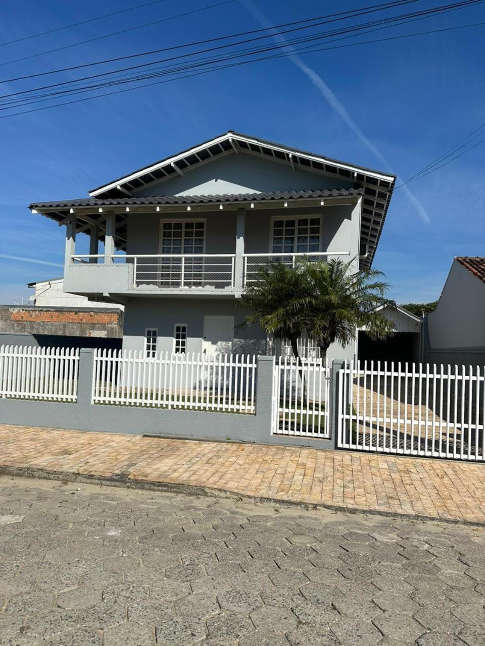 Ampla casa com 5 quartos e vista para o mar