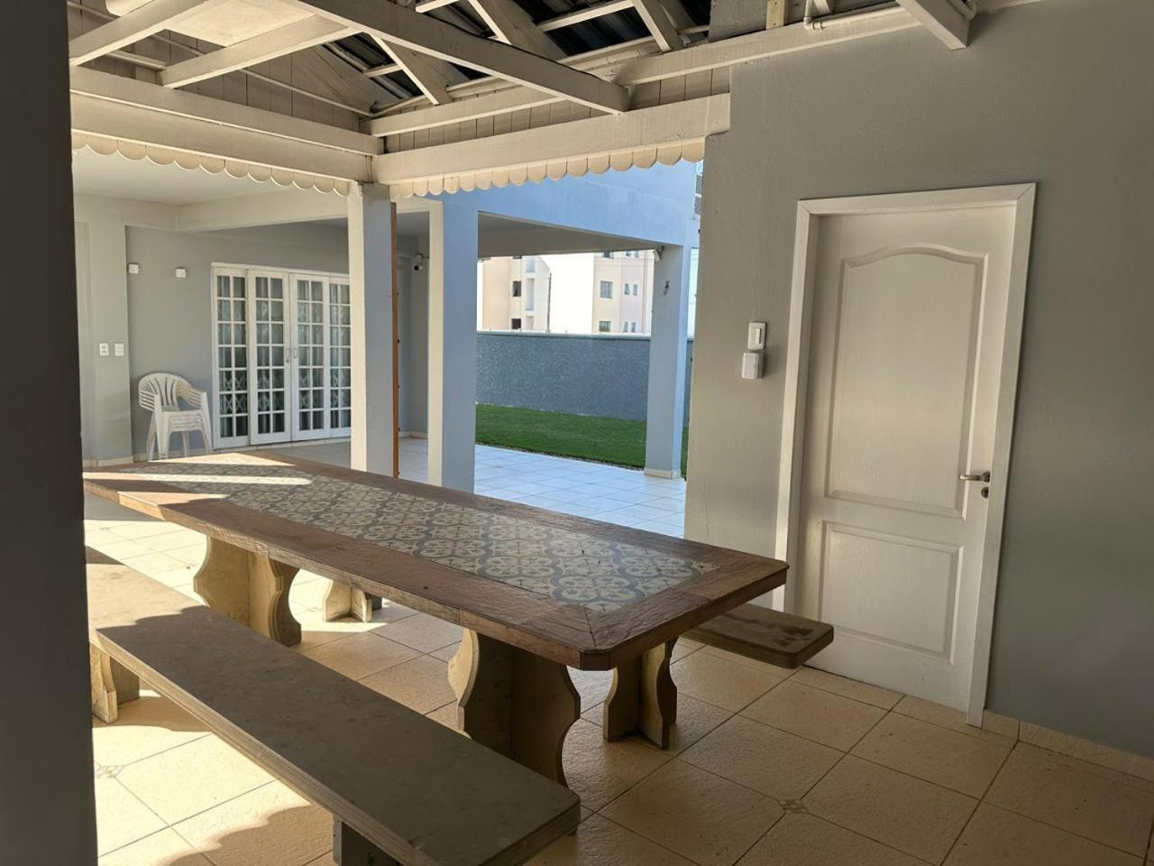 Ampla casa com 5 quartos e vista para o mar