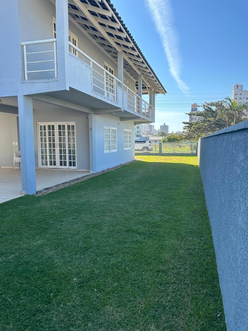 Ampla casa com 5 quartos e vista para o mar