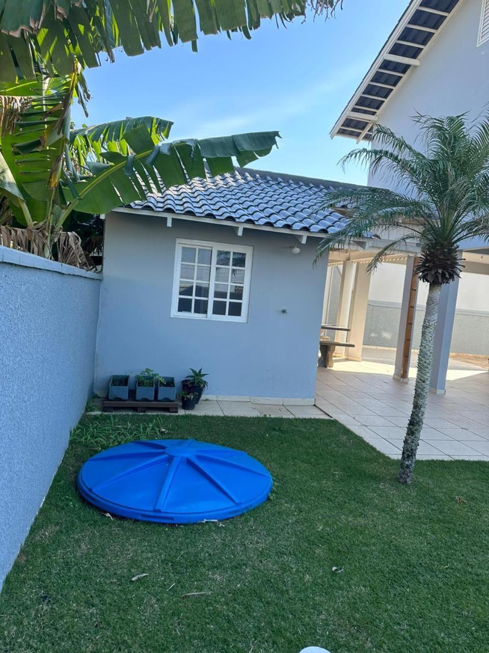 Ampla casa com 5 quartos e vista para o mar