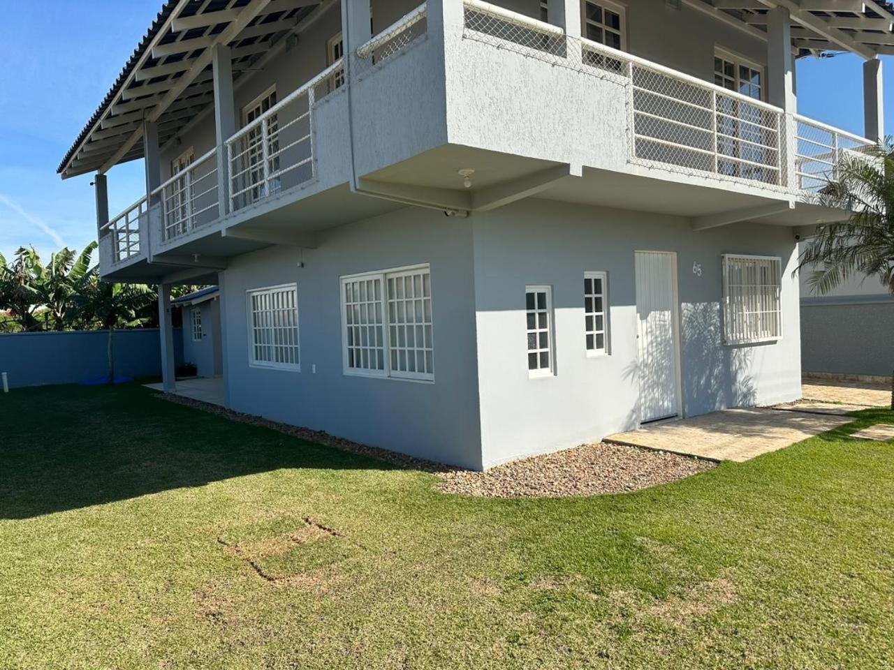 Ampla casa com 5 quartos e vista para o mar