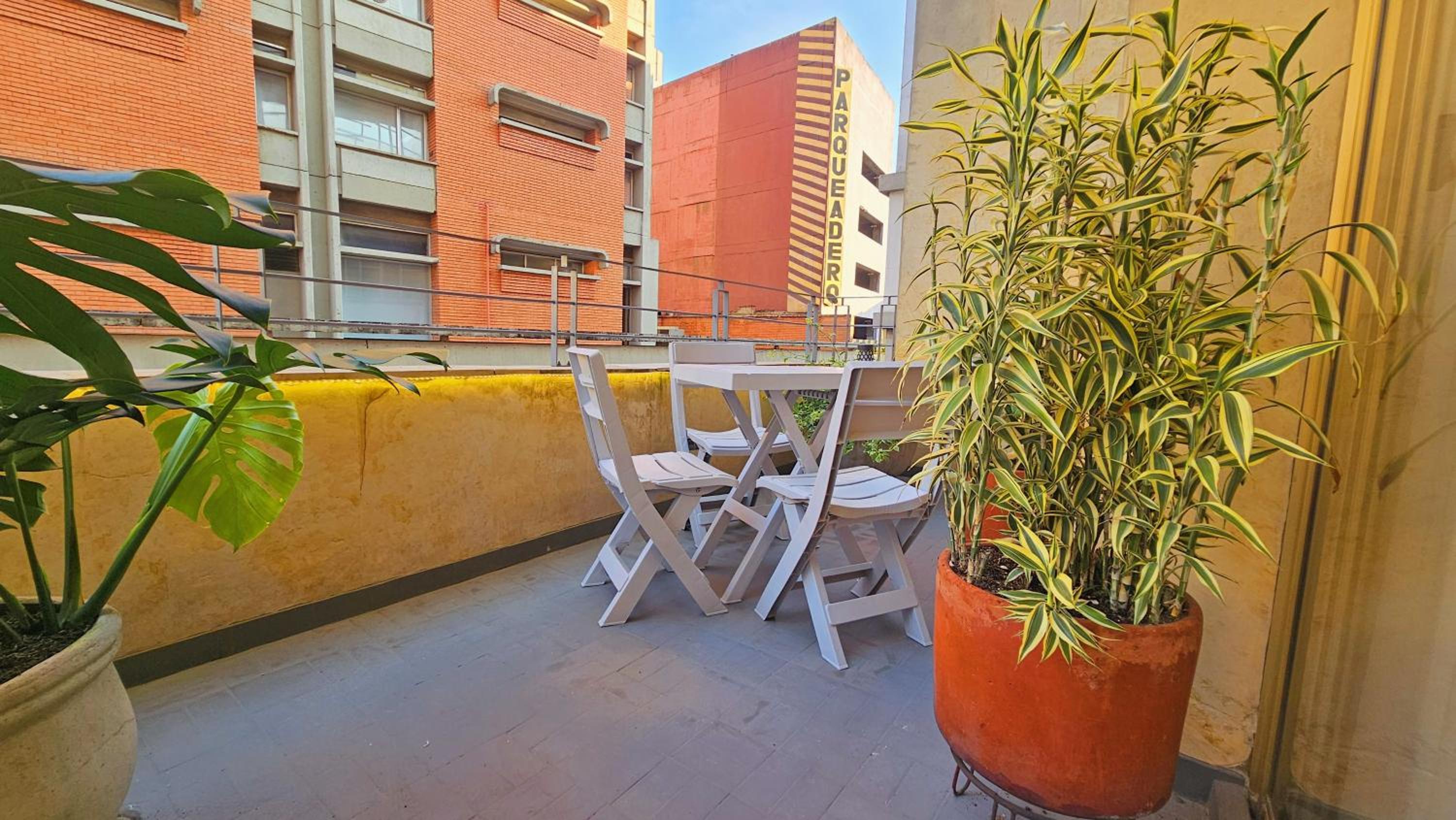 Apto con terraza privada junto al Bulevar del Rio y Calle del Sabor