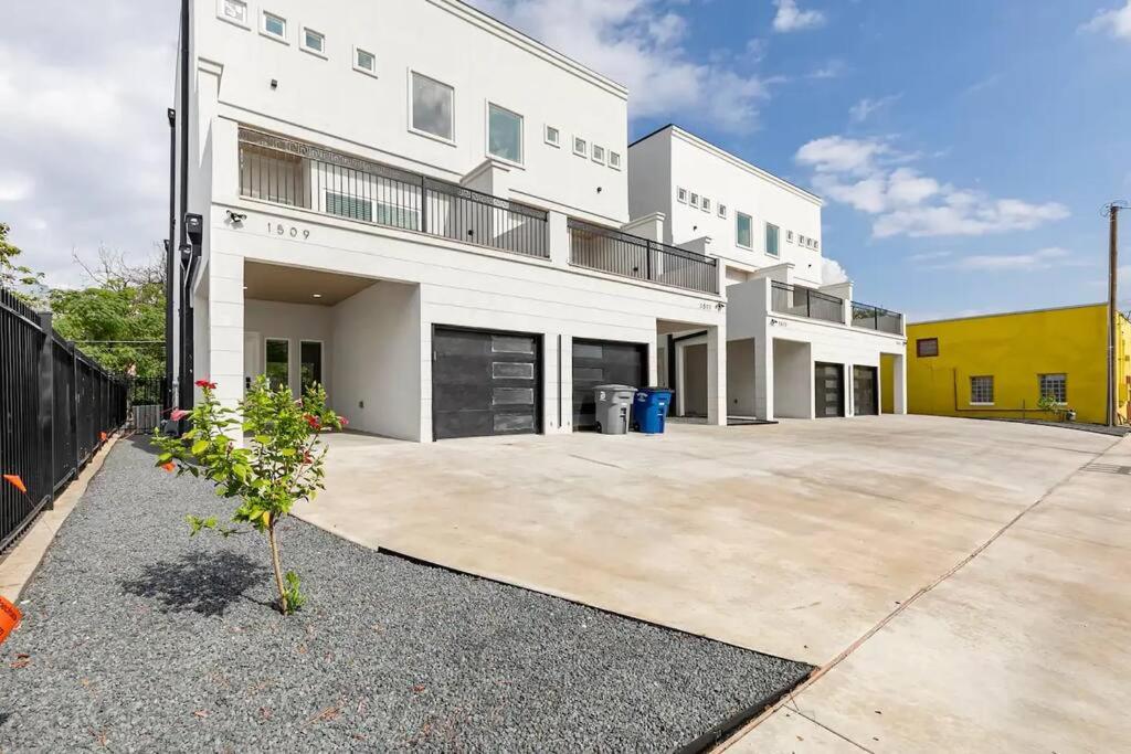 3-Bed Townhouse in Dallas - Near Convention Center view 4