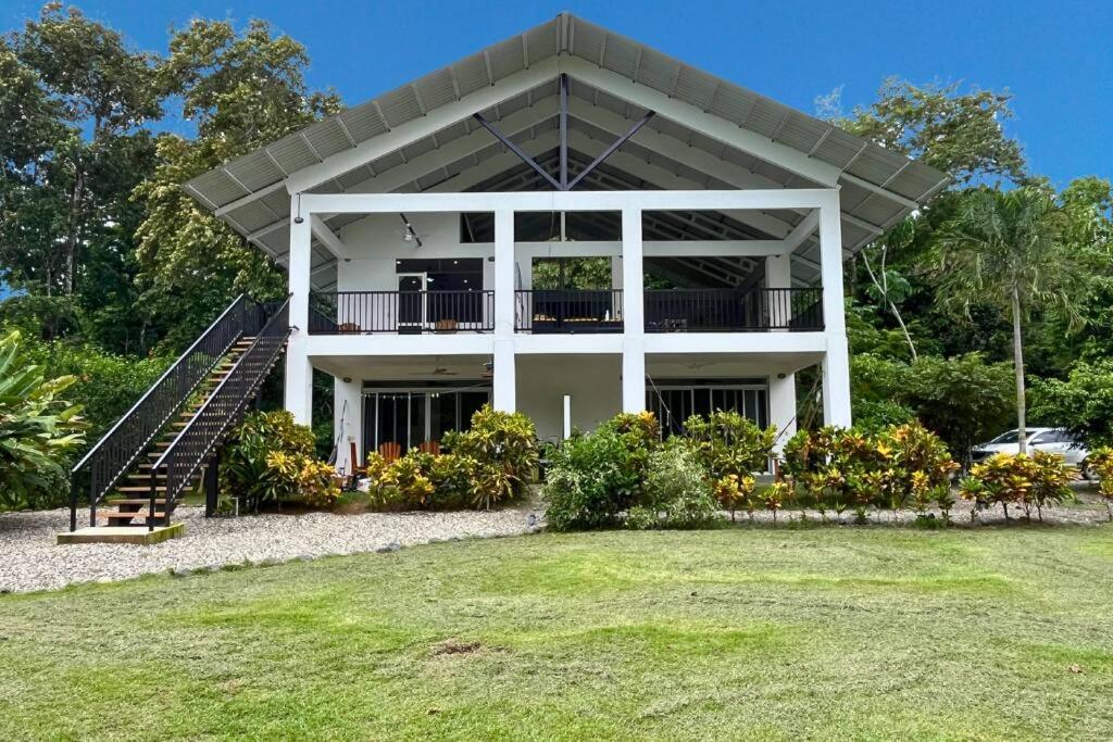 Pavones Exclusive Studio Between 2 Surf Spots 100mb