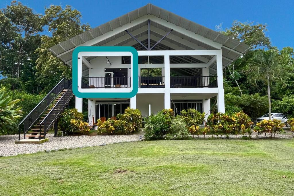 Pavones Exclusive Studio Between 2 Surf Spots 100mb