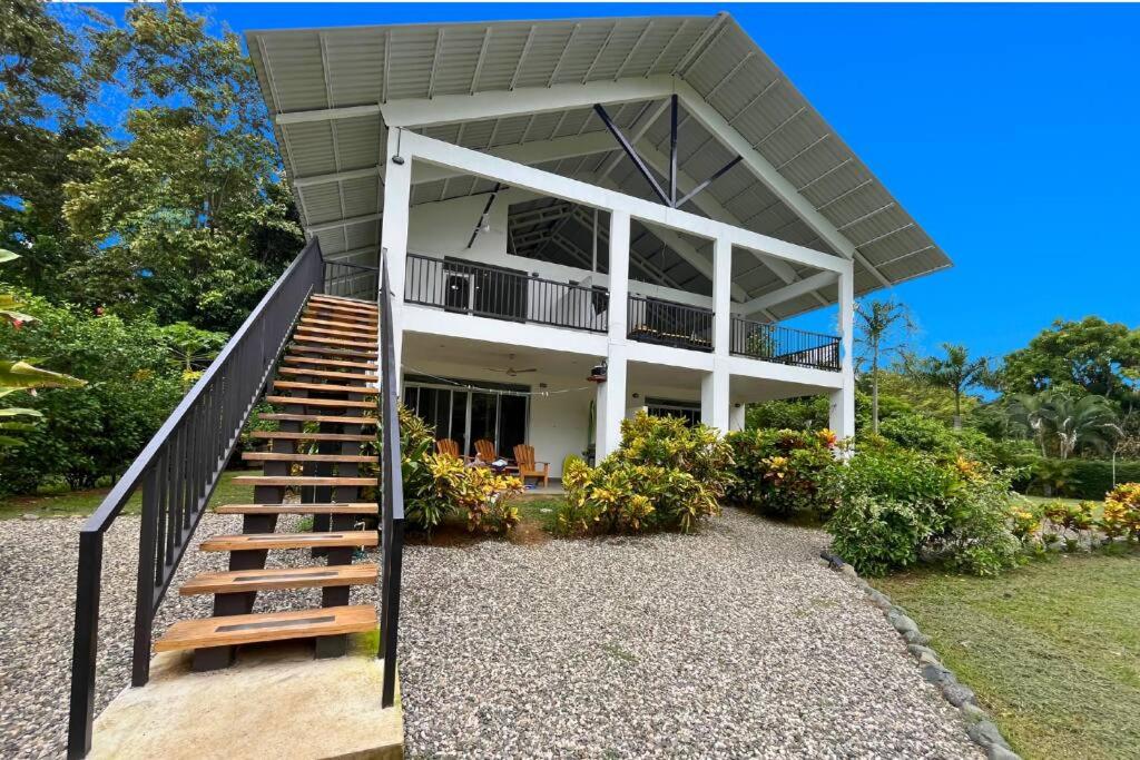 Pavones Exclusive Studio Between 2 Surf Spots 100mb