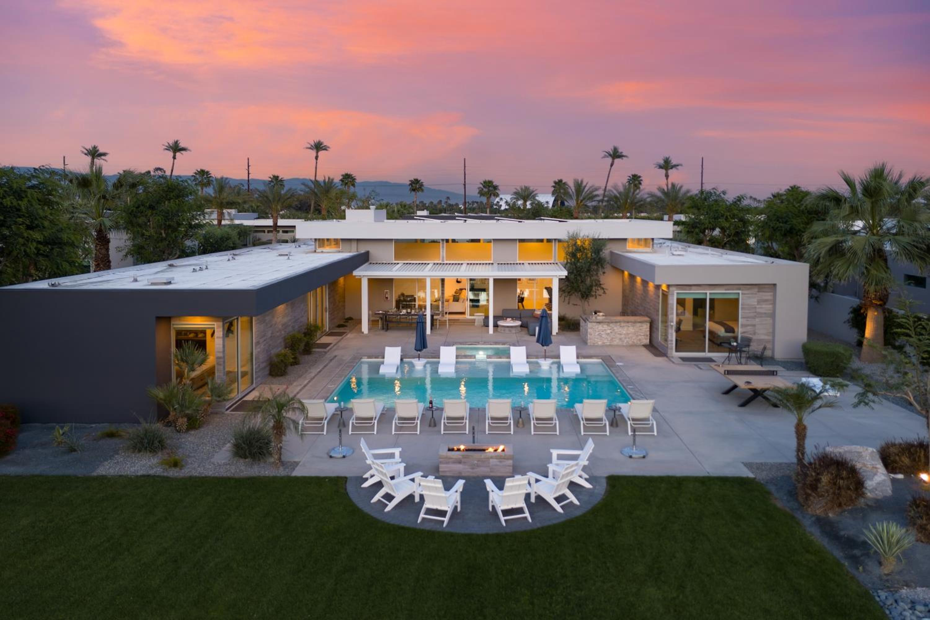 AvantStay Polo Villa Halo Pickleball Putting Green Sleeps 28