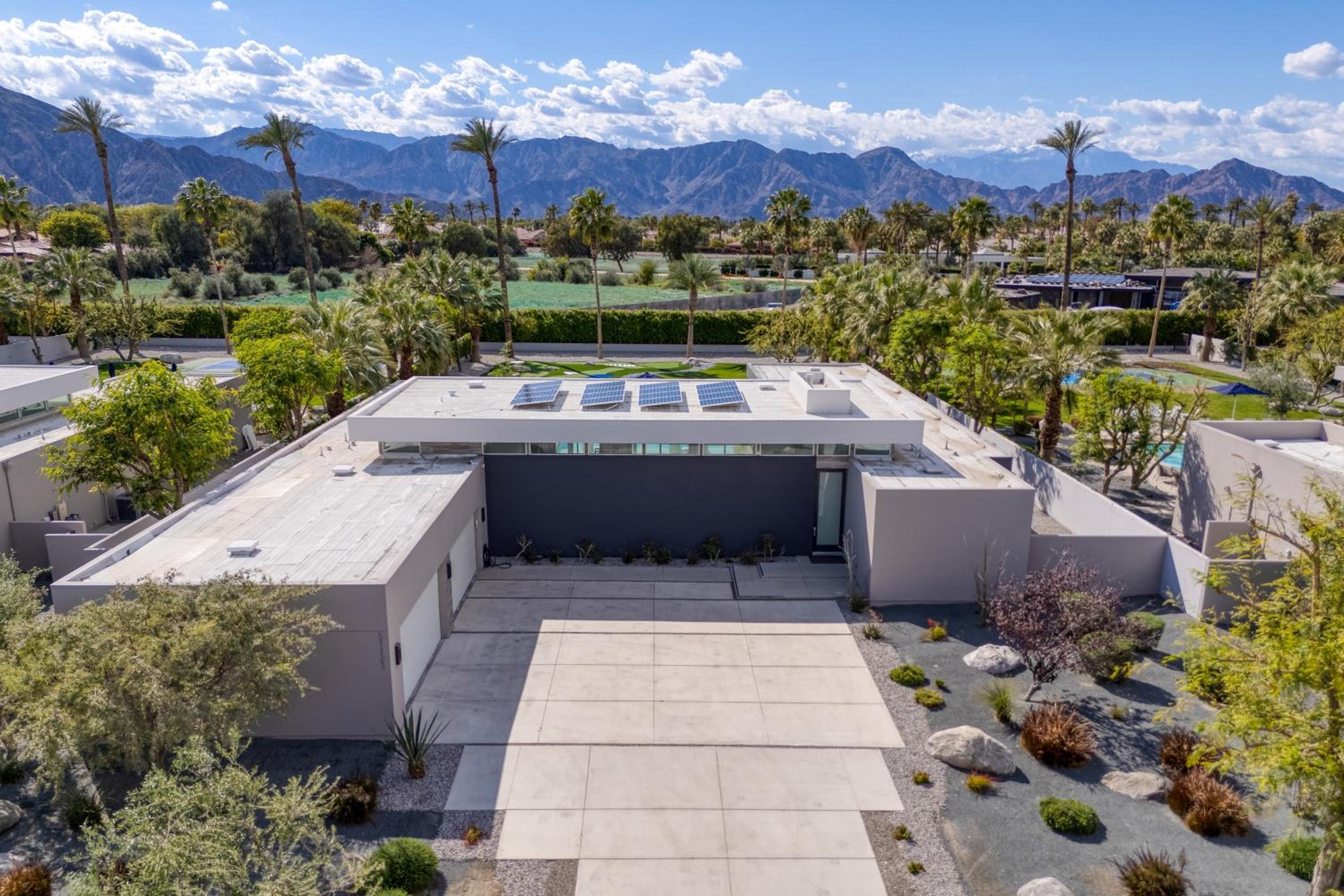 AvantStay Polo Villa Halo Pickleball Putting Green Sleeps 28
