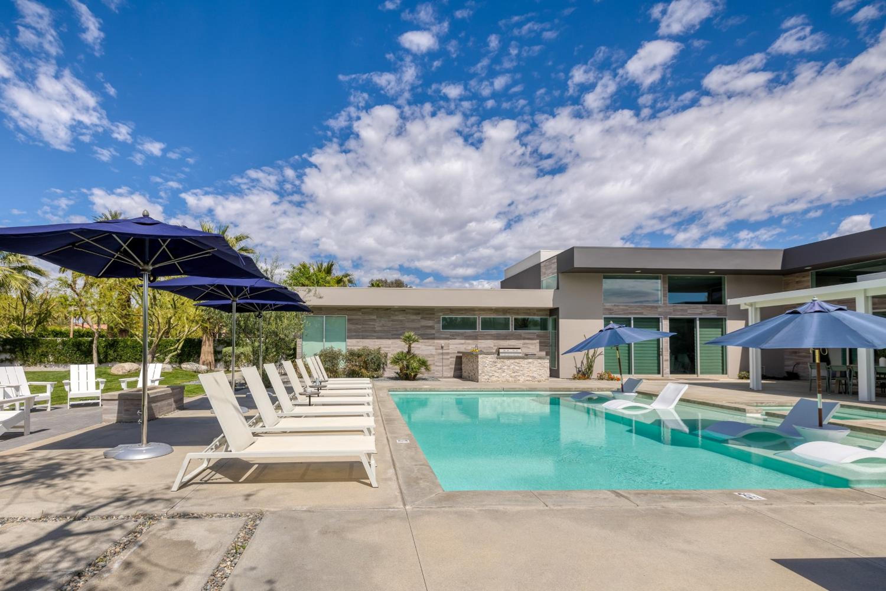 AvantStay Polo Villa Halo Pickleball Putting Green Sleeps 28