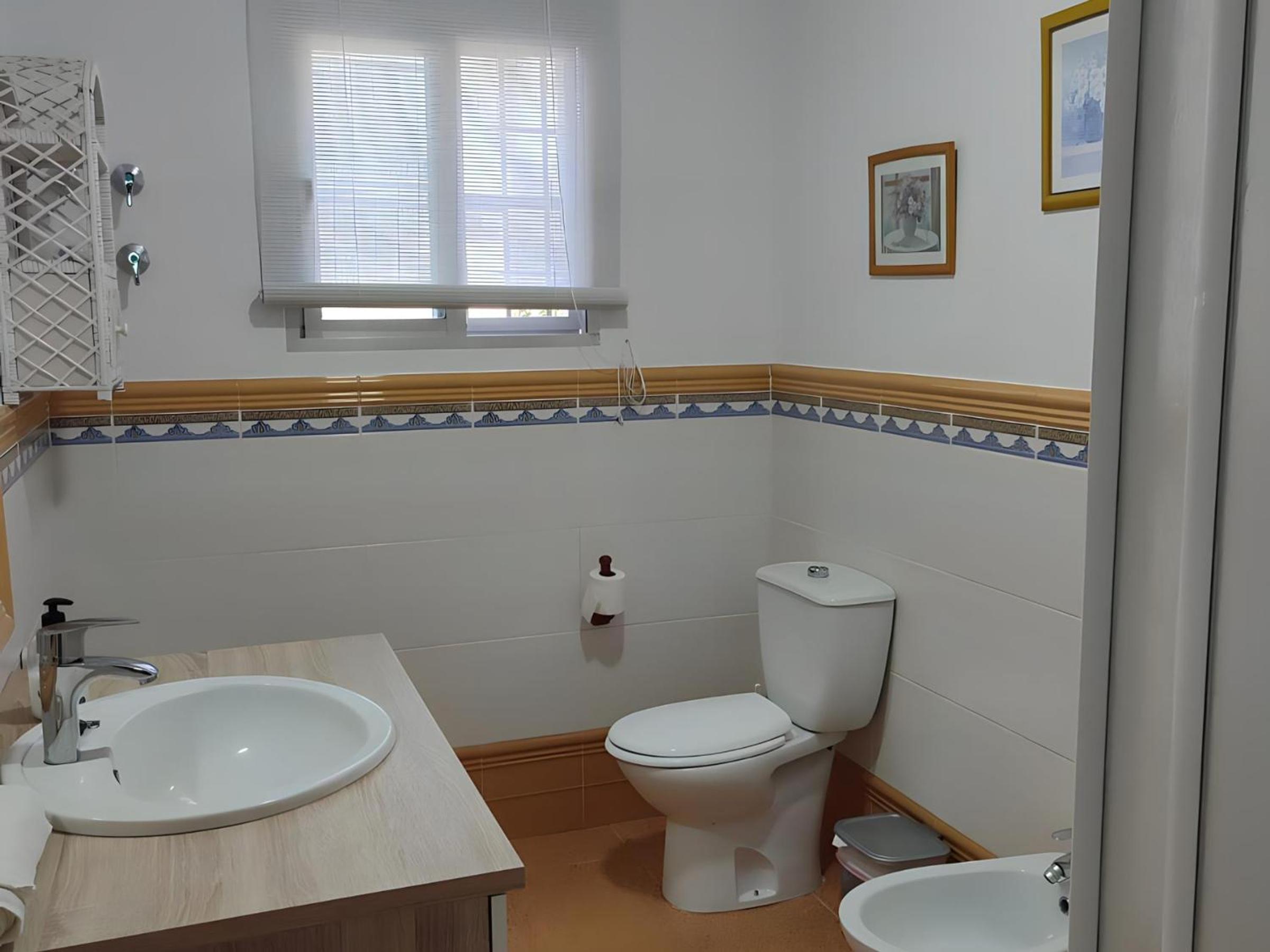 Chalet en Jerez con Piscina Privada, Barbacoa y Terraza Amueblada - ES-180-243 view 4