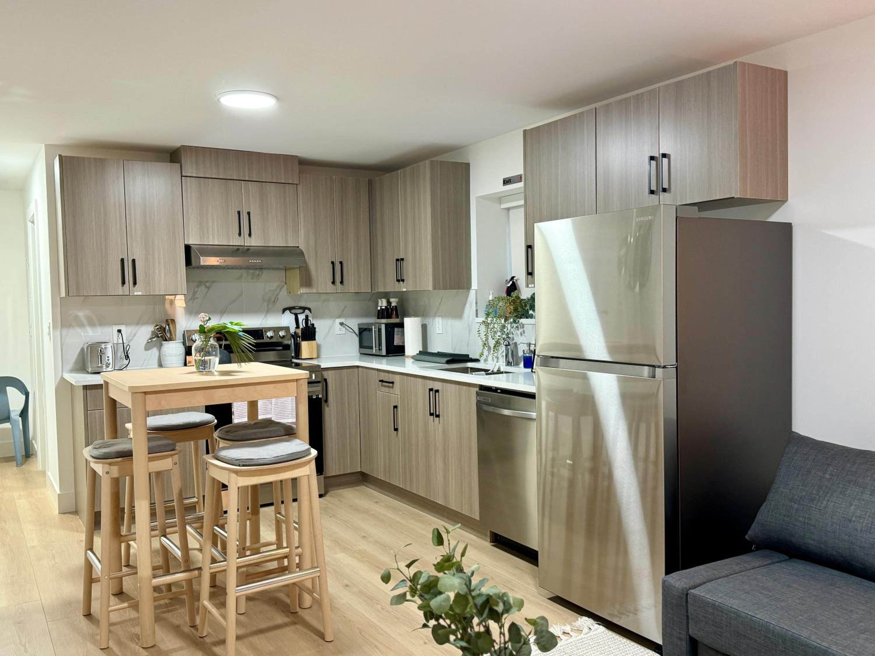 NEST- Modern 2BR Basement Retreat in South Surrey