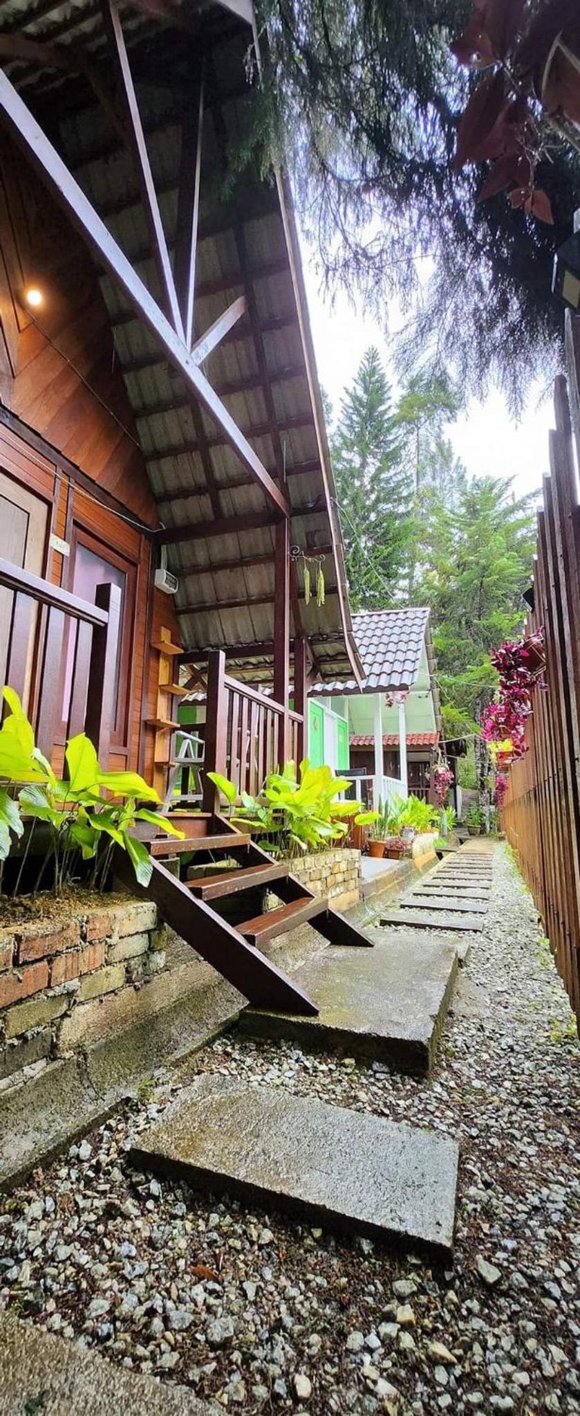 Hillside cottage tulip room with loteng photo 1