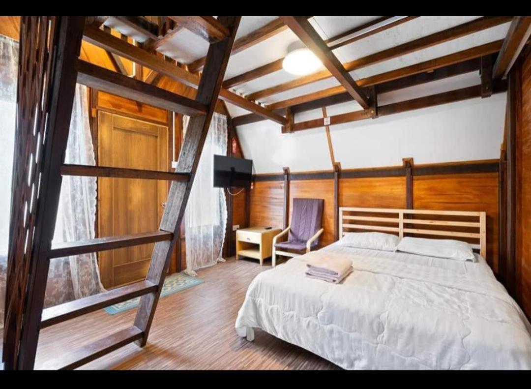 Hillside cottage tulip room with loteng photo 7