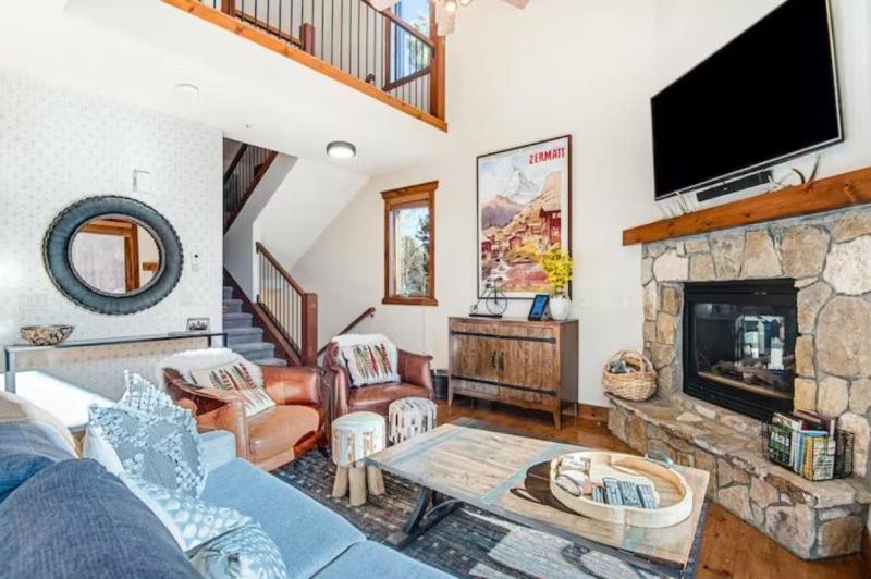 Stylish And Spacious 3-Bedroom Townhome Adjacent To Snowflake Lift, With Private Hot Tub,