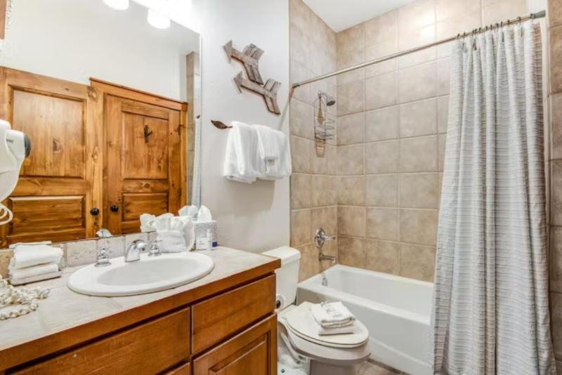 Stylish And Spacious 3-Bedroom Townhome Adjacent To Snowflake Lift, With Private Hot Tub,