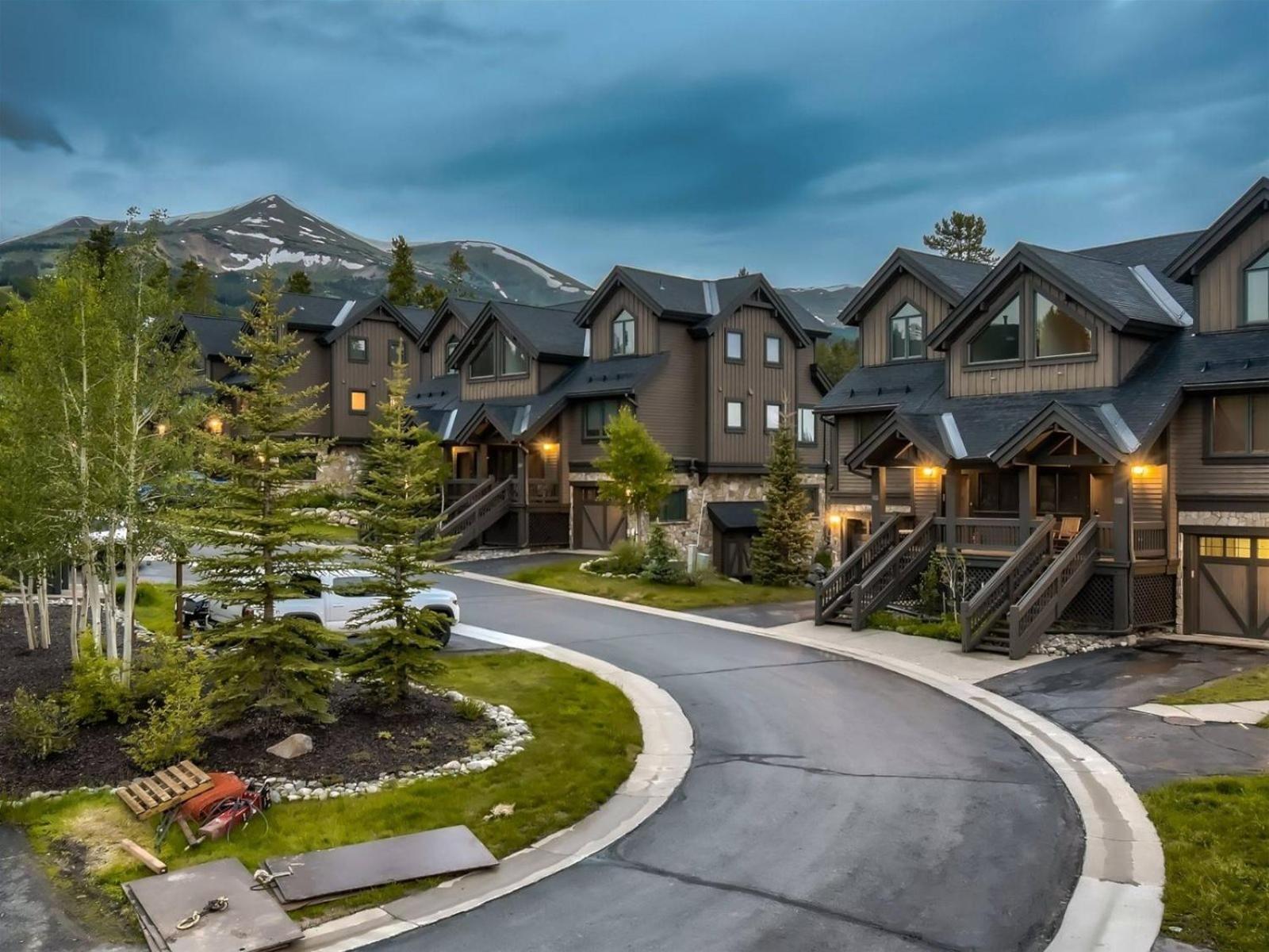 Stylish And Spacious 3-Bedroom Townhome Adjacent To Snowflake Lift, With Private Hot Tub,