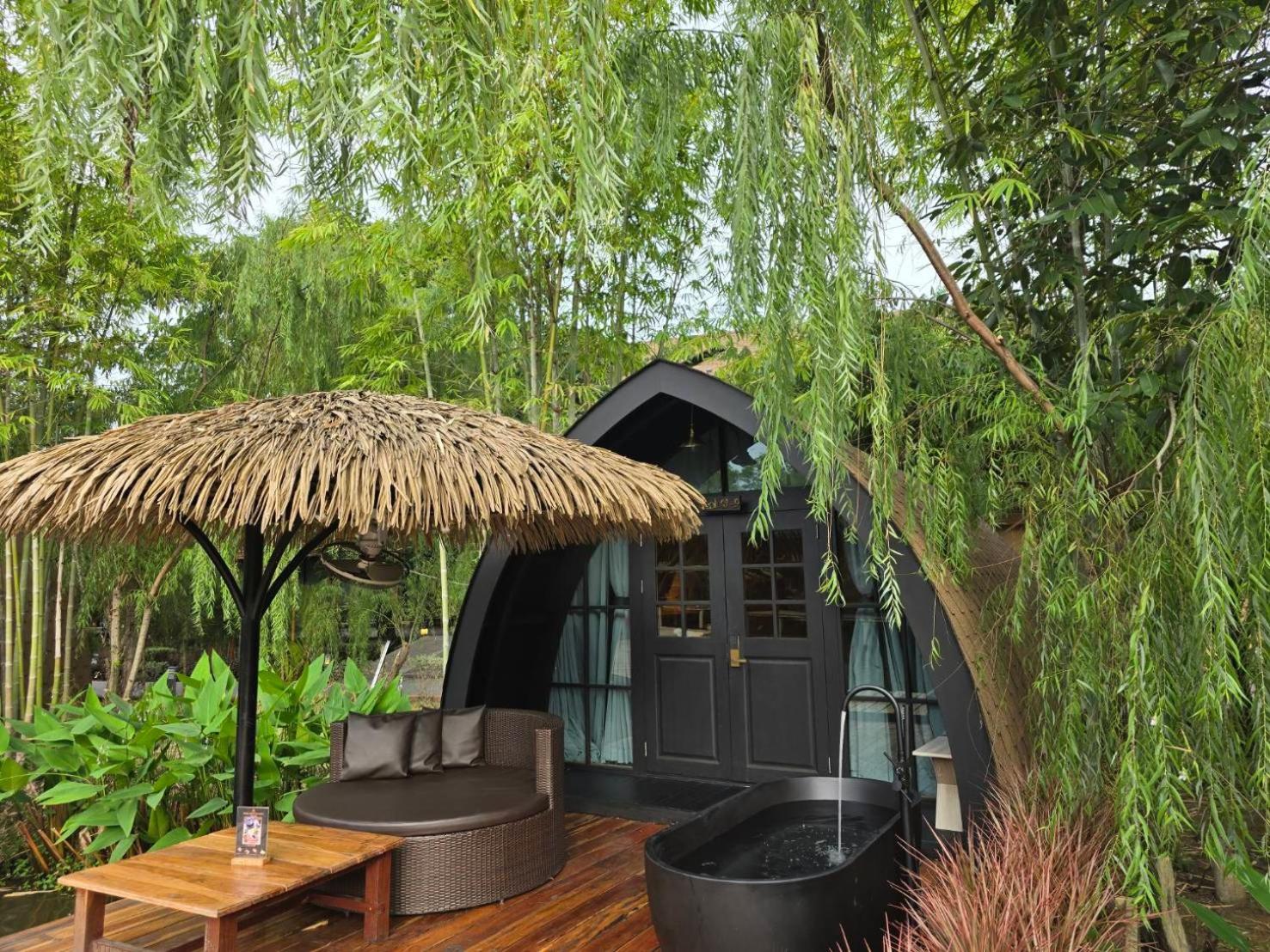 Khum Damnoen Resort