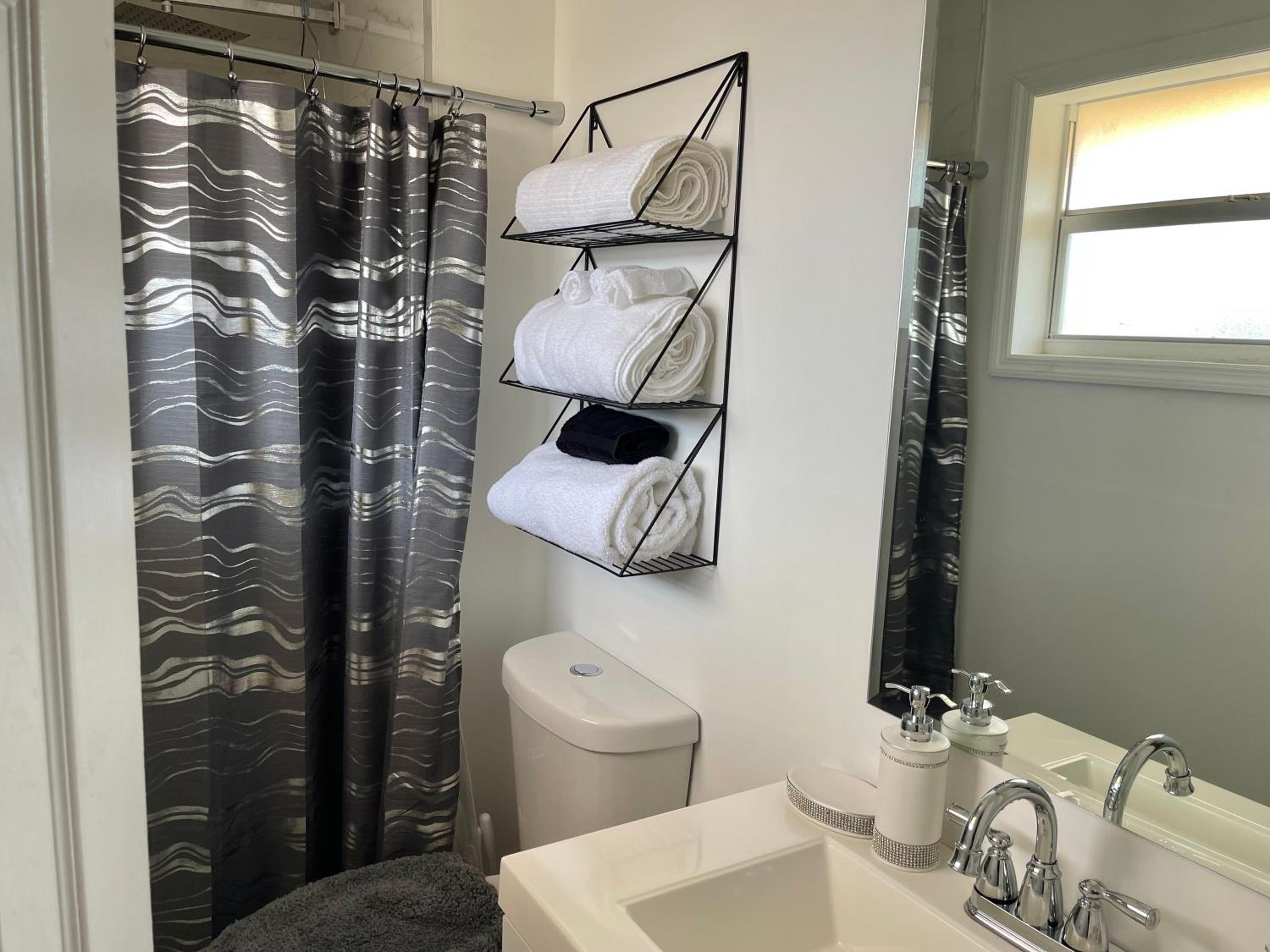 Prime Location W/Pool - Property Image 3