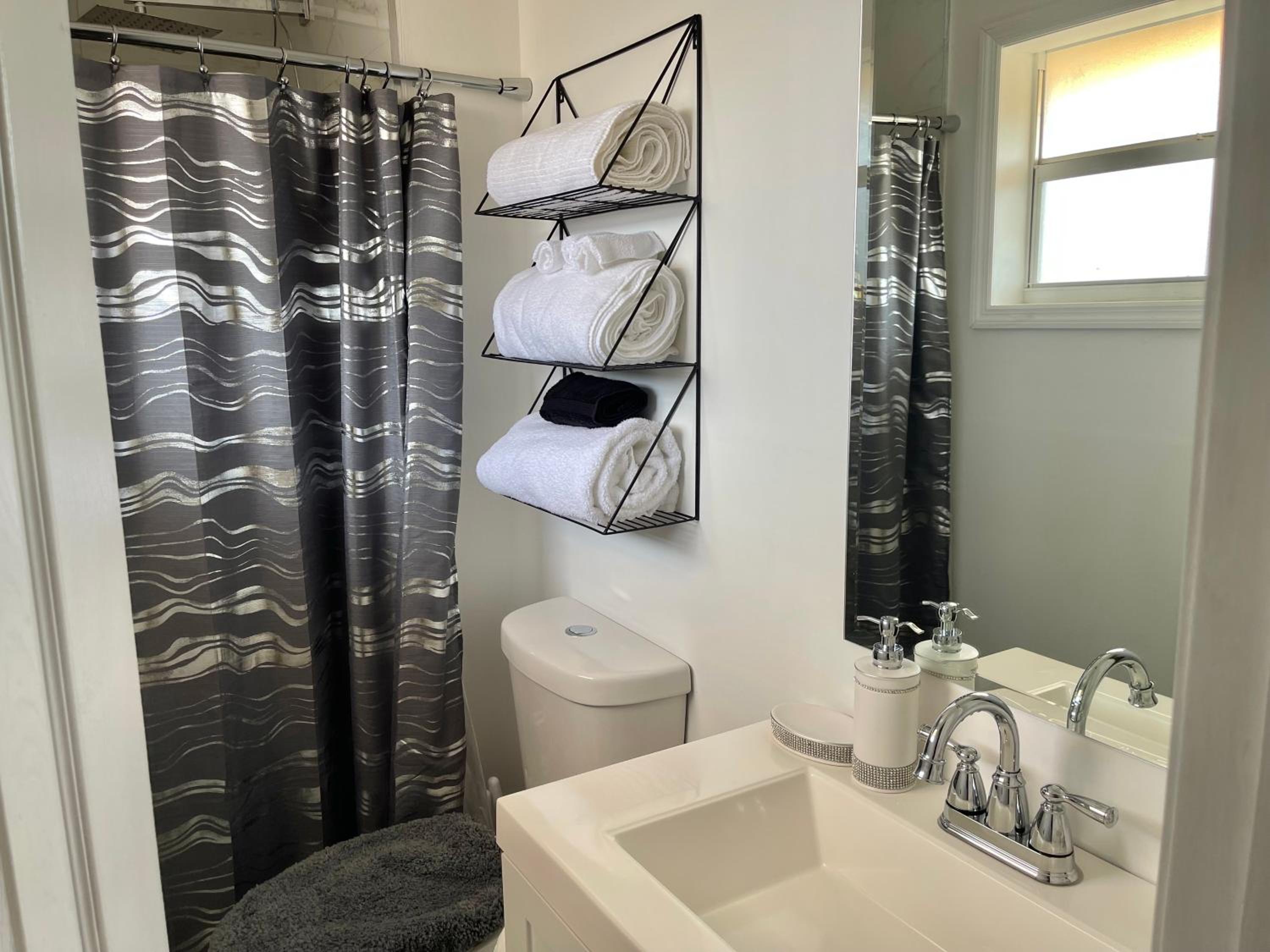 Prime Location W/Pool - Property Image 9