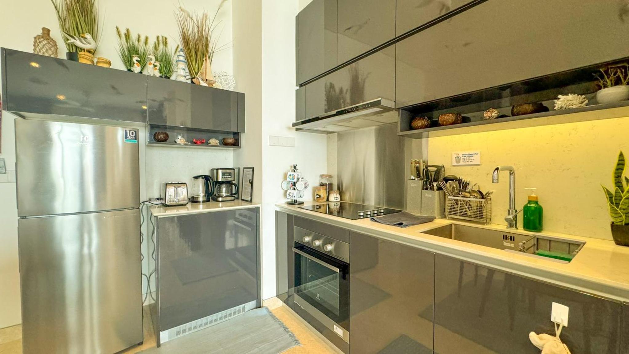 Beachside Pineapple Retreat Suites