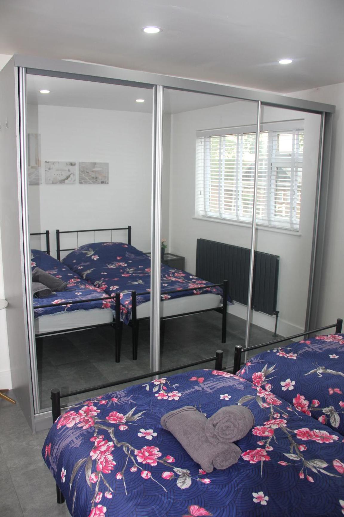 3 Bed house walking distance to Central line - Image 1