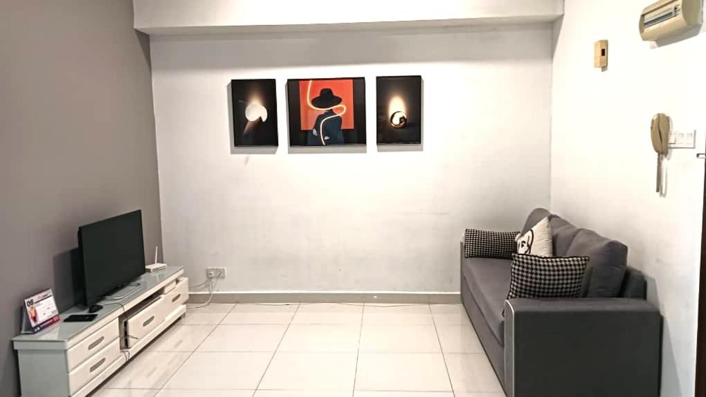 Spacious Home for 6pax - Regalia Suite - Infinity Pool with KL City View - Free Wi-Fi & Parking