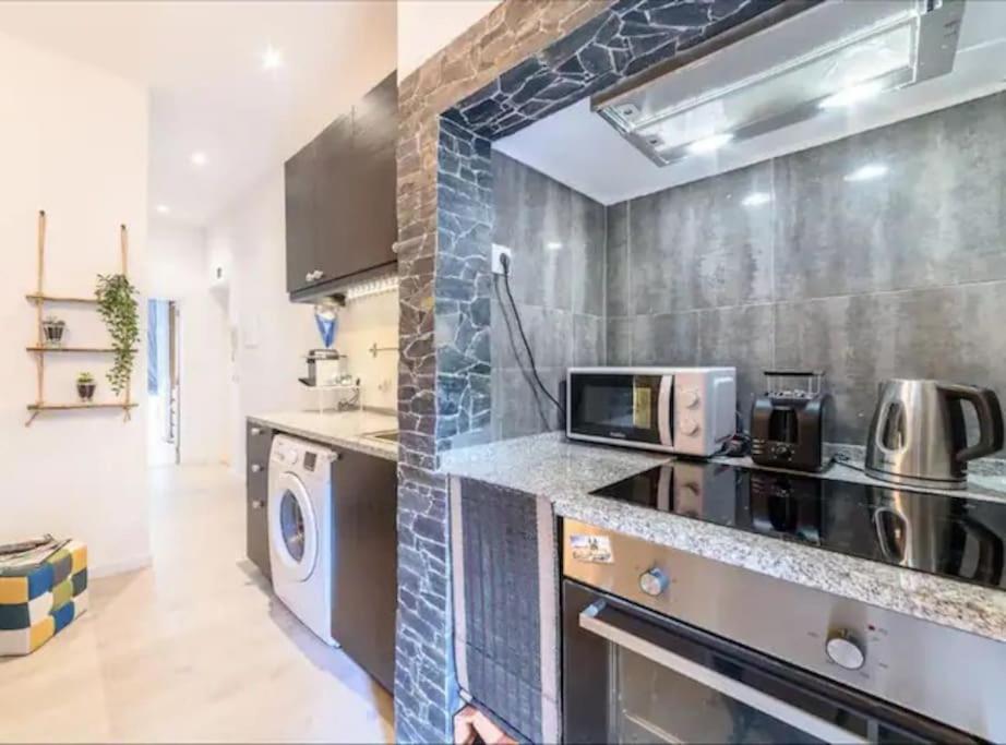 Modern Rustic Apartment in Graça view 2