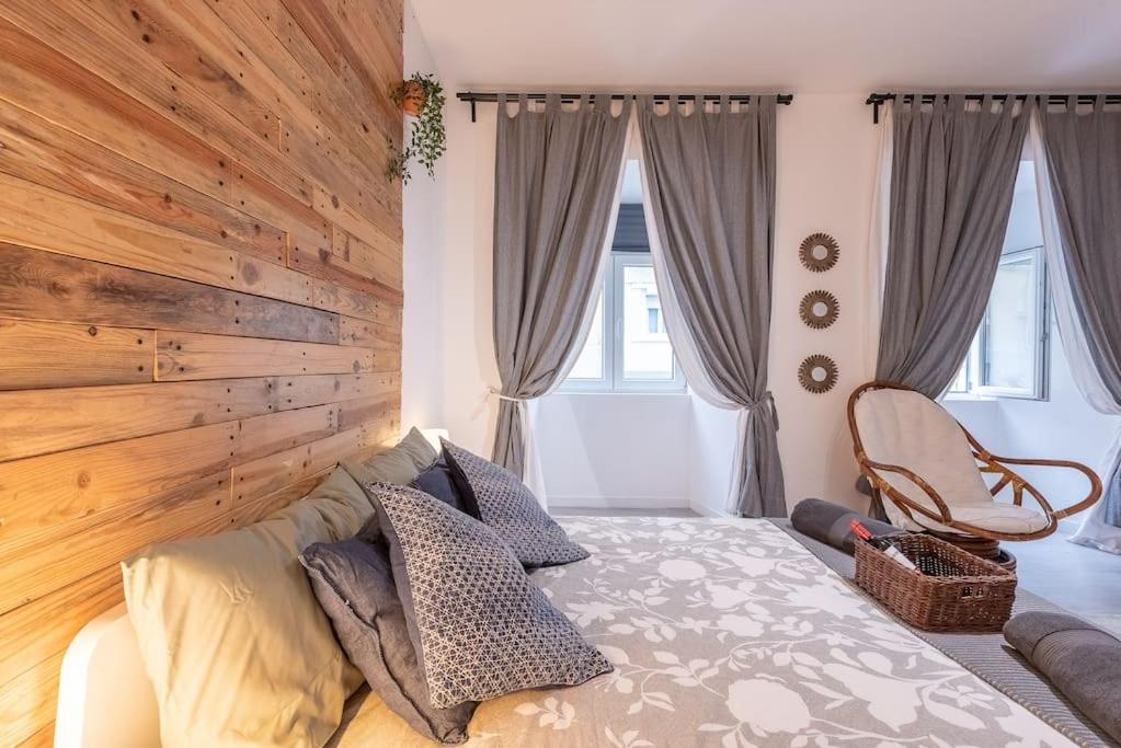 Modern Rustic Apartment in Graça view 3
