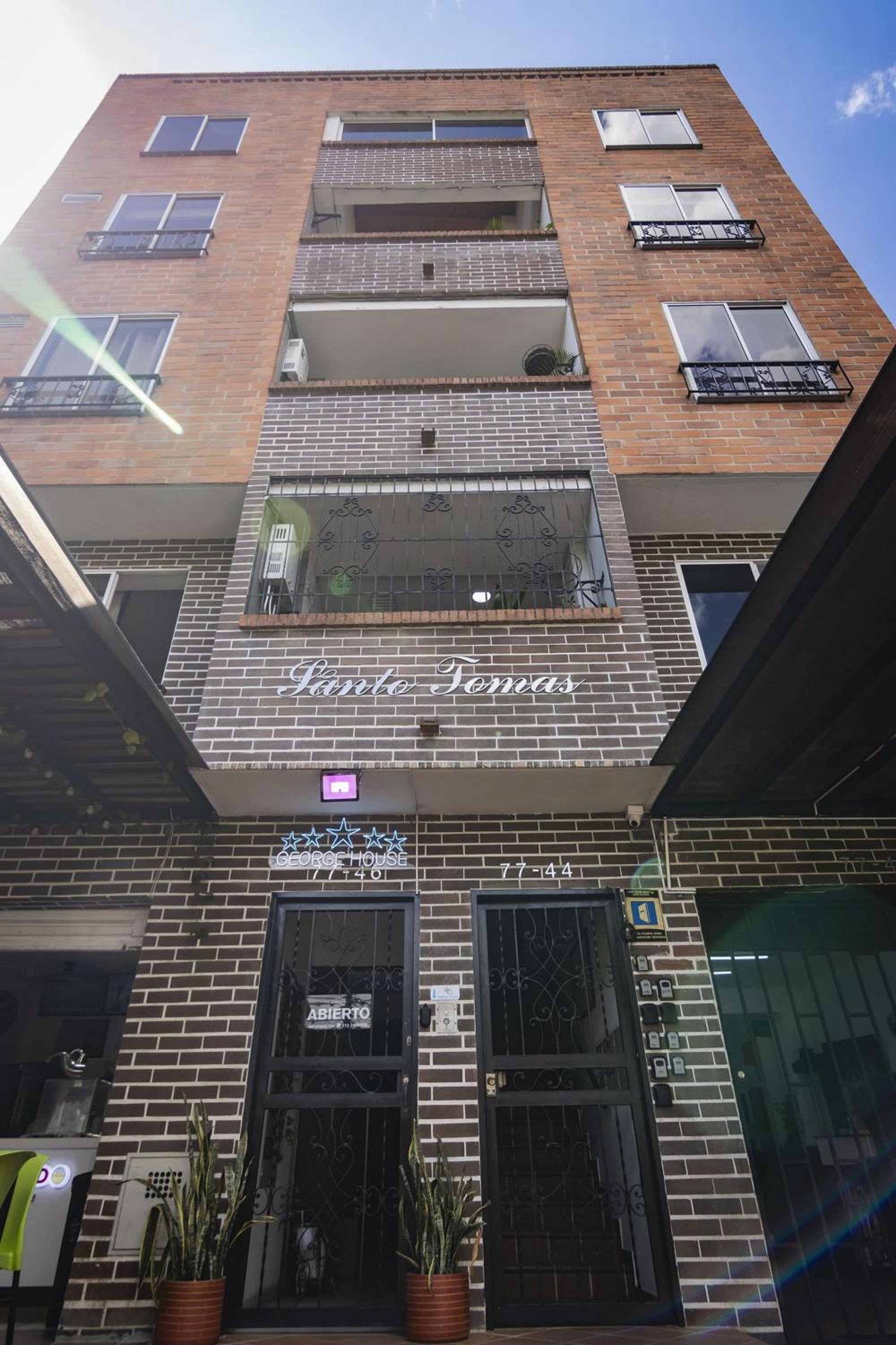 ED SANTO TOMAS LAURELES MEDELLIN