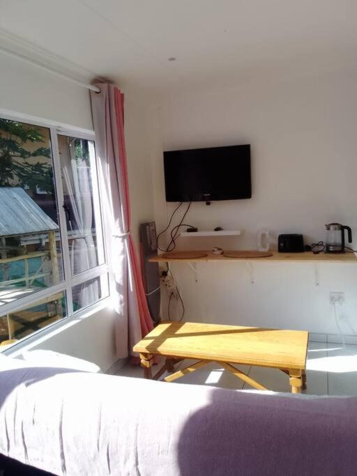 Bright and Sunny Studio Cottage view 3