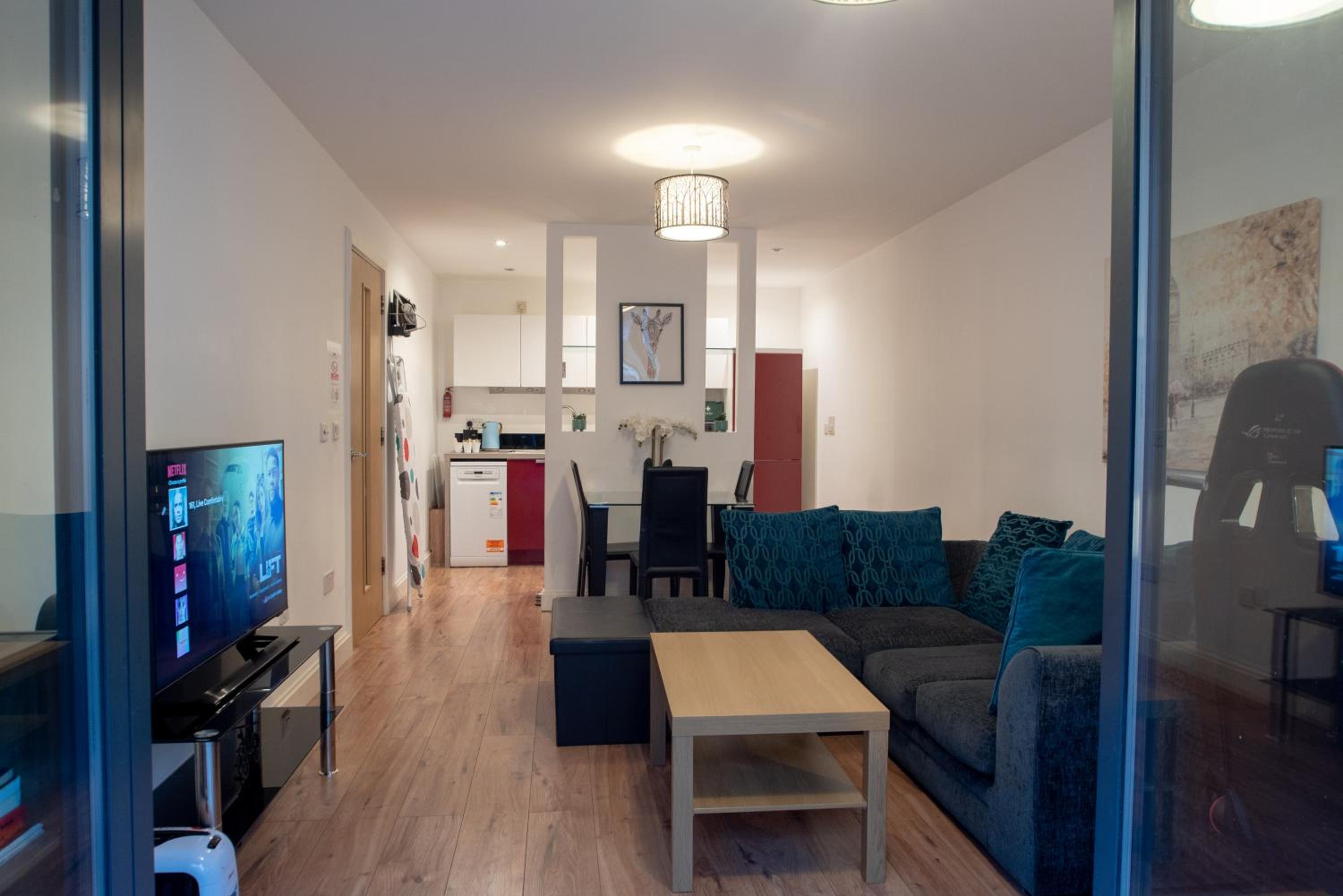 Spacious 1 bed Apartment with workspace, Coffee & FREE Parking view 5